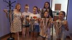 Dzieci z instruktorką na zajęciach makramy